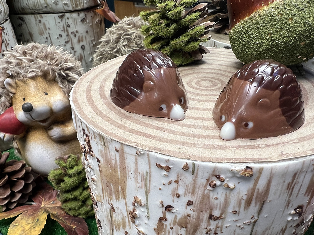 konditorei-gilgen-basel_igel_auf.holzrugel